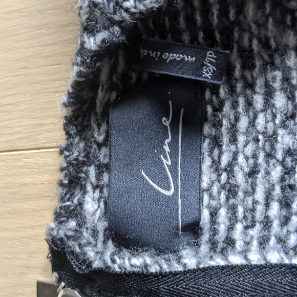 LINE sweater. Size xsmall. Oversized sweater. Black and white mix. - Picture 2 of 3